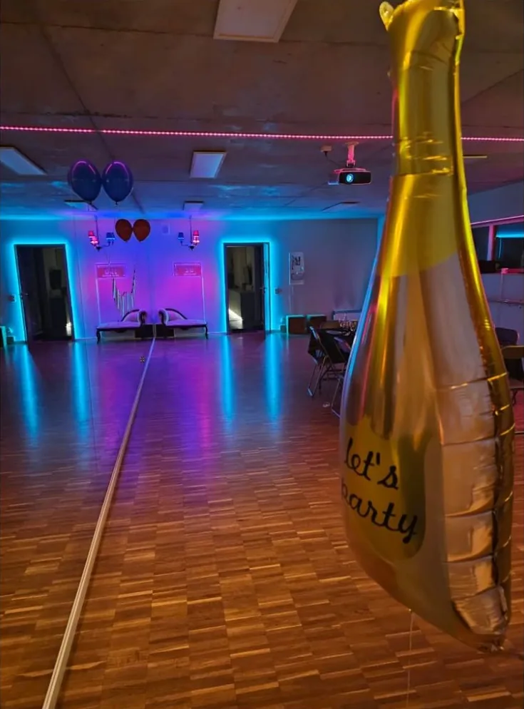 Korbutowej 50 — sala w kolorowym oświetleniu LED